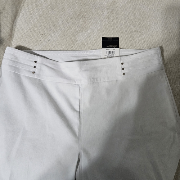 JM Collection White Capris - Picture 2 of 10